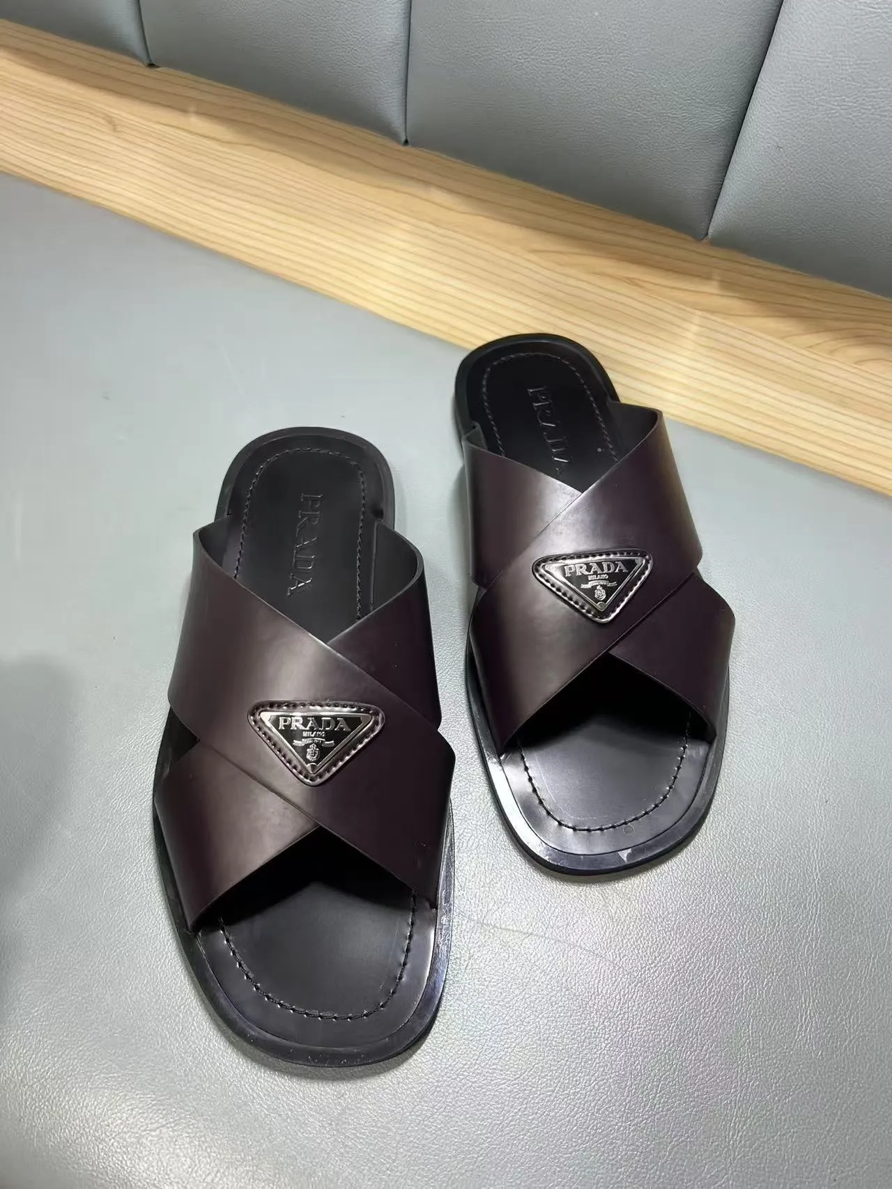 340💰PRADA Prada’s latest slippers are synchronized with the official website. This slipper is made of the brand’s unique and iconic Saffiano leather. The brand logo jumps out from the double straps, and the brand style is clearly visible. Cowhide gives men elegant charm and functional design, making it an ideal choice for vacation and leisure. Size:38-45